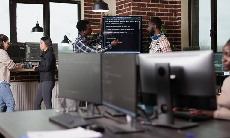 92 % des entreprises dépassées par la multiplication des outils et la surcharge d&rsquo;alertes et de faux positifs.